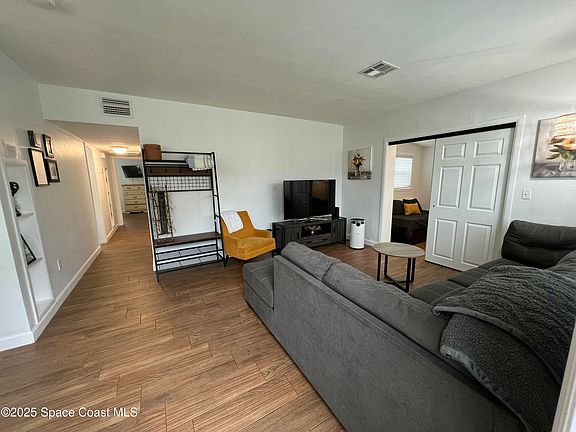3rd image of 831 Glenmore Cir