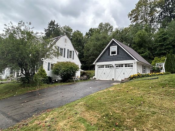 5th image of 826 Irvin Ave