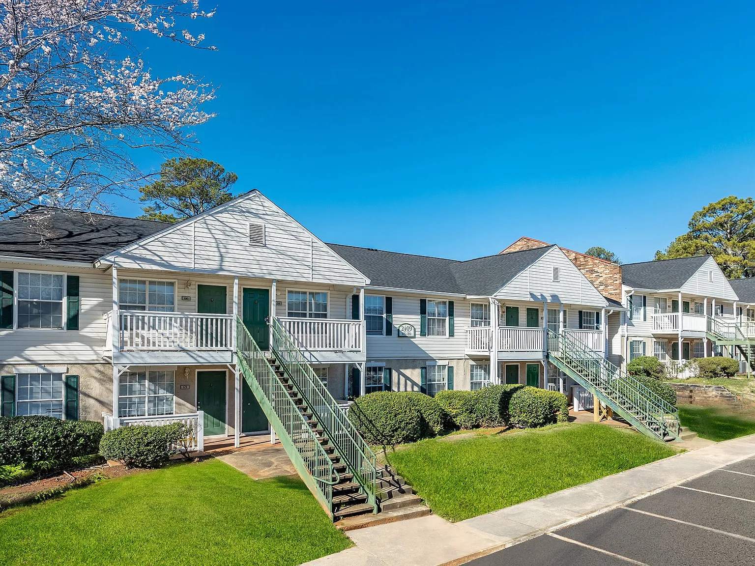 Castle Creek Apartments: Welcome Home to Comfort and Premier Living in Decatur, GA — Photo 4