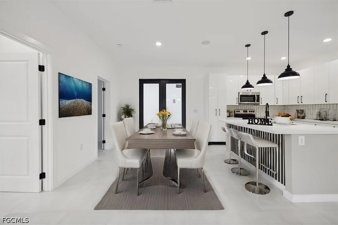 3 bed, 2.0 bath, 1620 sqft, $2,000 — Photo 2