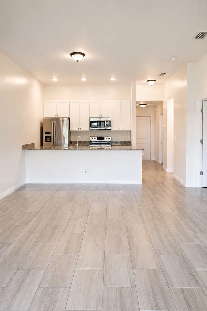517 NE 24th PL — Photo 2