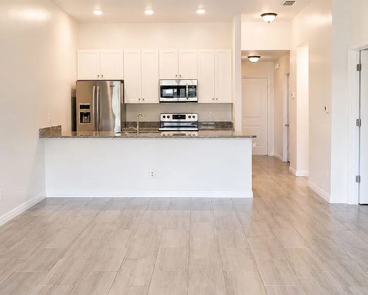 517 NE 24th Pl — Photo 2