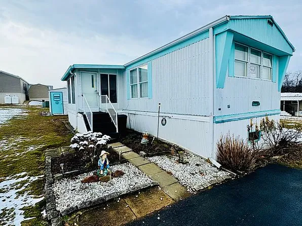 127 Candlelight Dr, Ruffs Dale, PA 15679