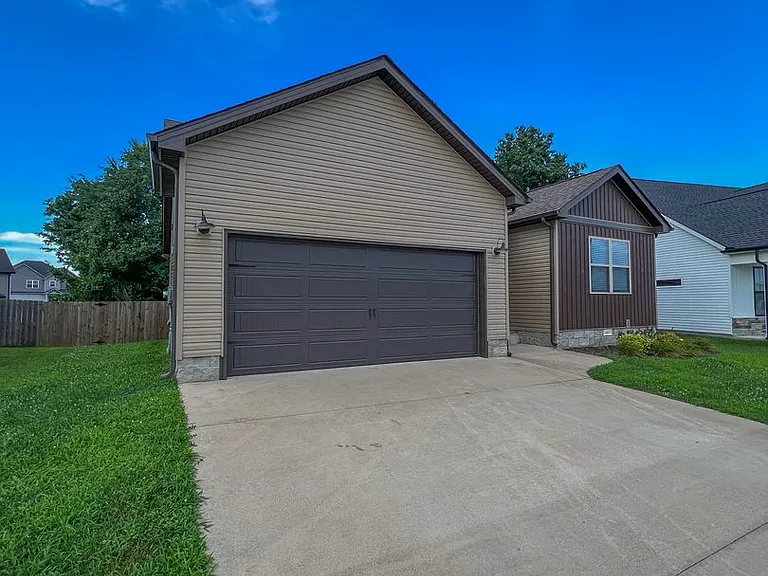 2042 Jackie Lorraine Dr — Photo 2