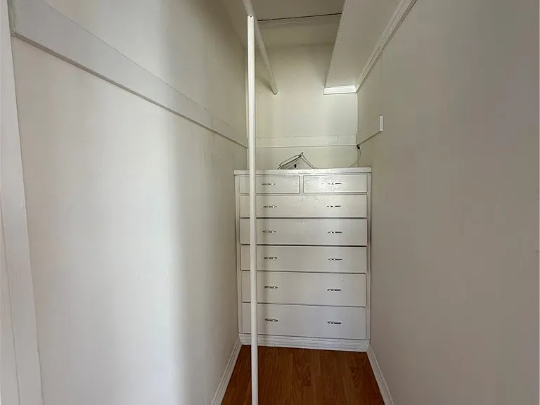 209 S Reeves Dr — Photo 7