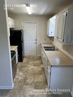 1009 Lynndale Dr — Photo 8