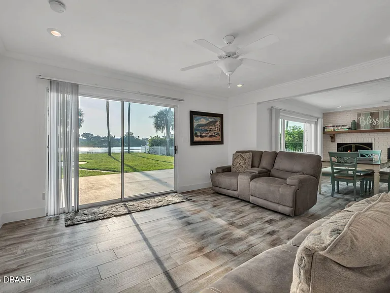 450 Lambert Ave — Photo 16