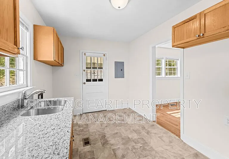 931 41st St — Photo 13
