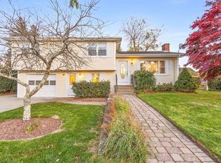 25 Loomis St, Cranston, RI 02920