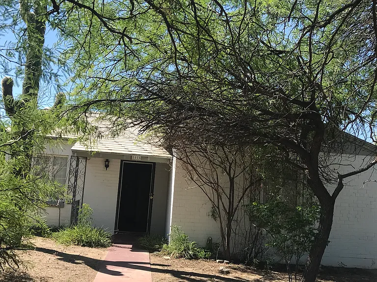 1616 E Waverly St — Photo 2