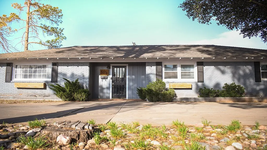 4 bed, 3.0 bath, 2804 sqft, $4,200 — Photo 2