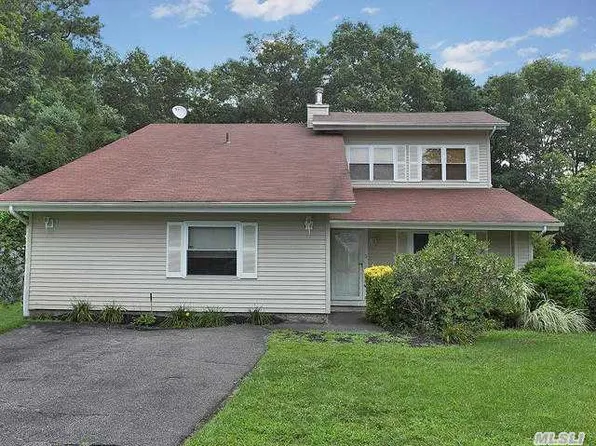 3 Felway Dr, Coram, NY 11727