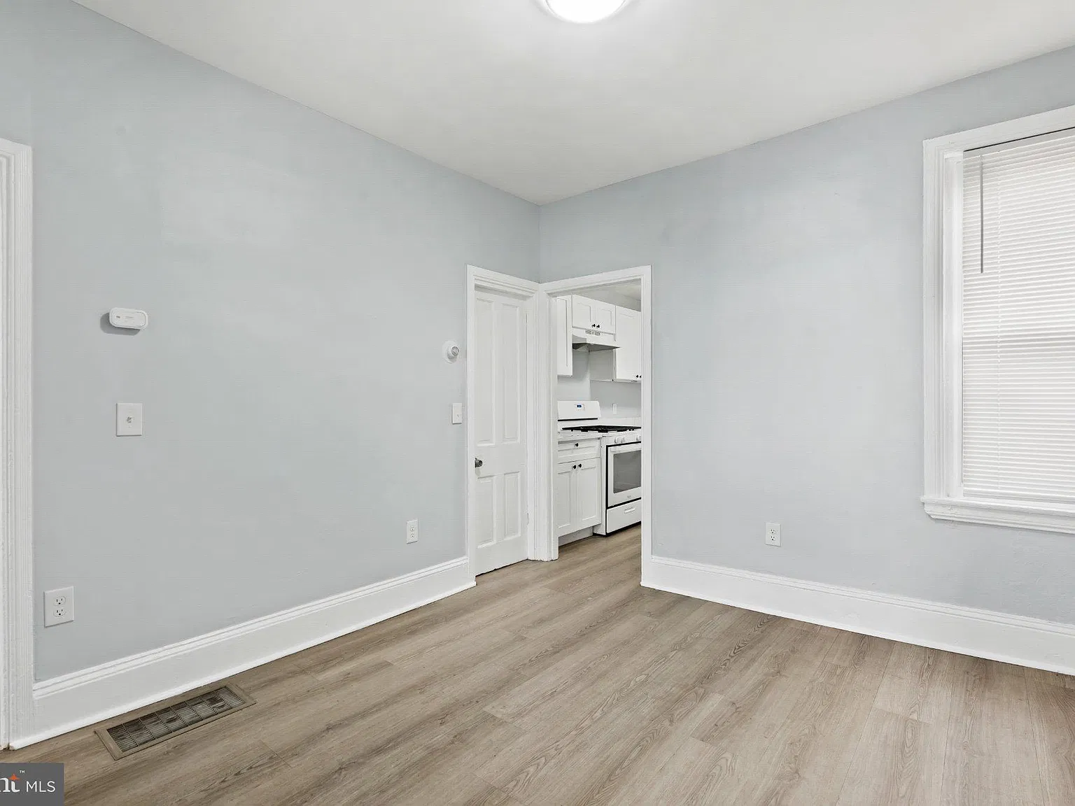 3 bed, 1.0 bath, 970 sqft, $2,000 — Photo 3