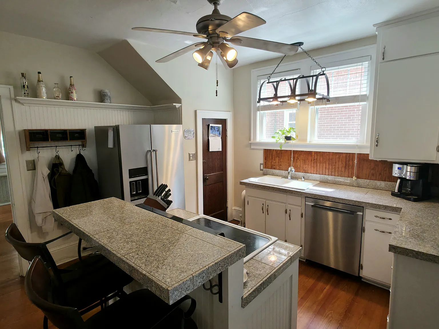 3 bed, 2352 sqft, $2,495 — Photo 4