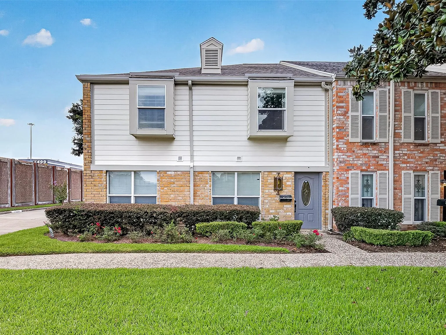 3 bed, 3.0 bath, 2378 sqft, $2,200 — Photo 1