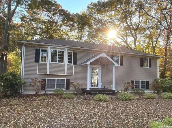 26 Oakwood Avenue, Miller Place, NY 11764
