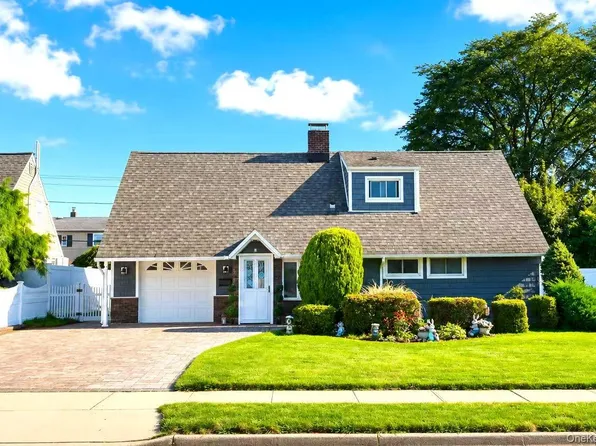 31 Sunrise Lane, Levittown, NY 11756