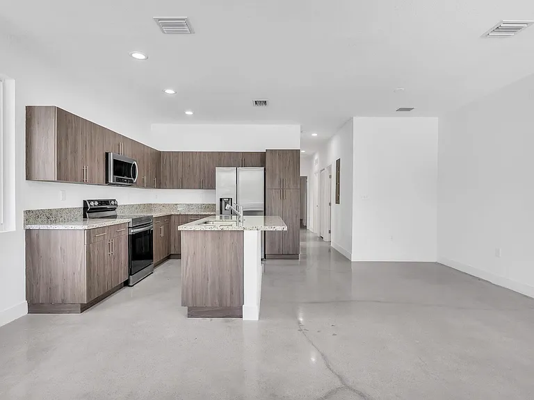 642 NW 15th Ave — Photo 1