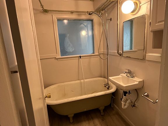4th image of 662 NE 42nd St APT A