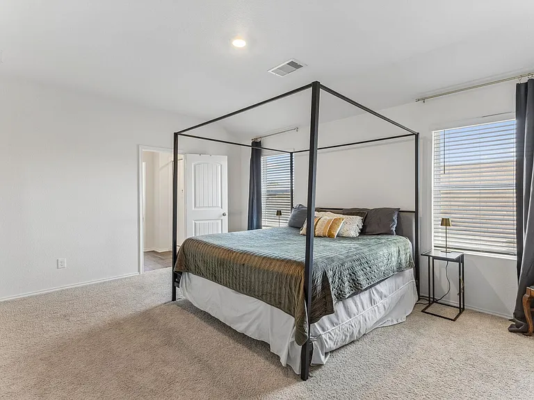 343 Sickle Loop — Photo 24