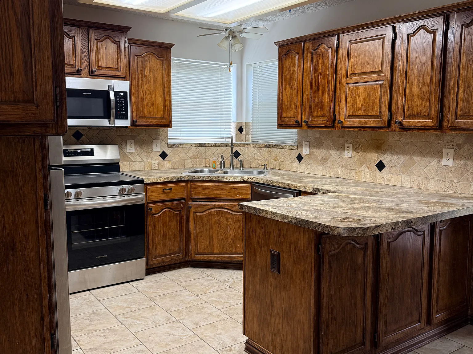 4 bed, 2.5 bath, 2015 sqft, $2,400 — Photo 2