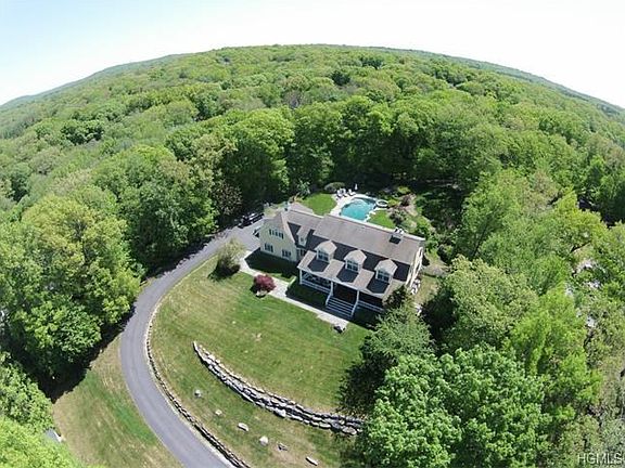 2nd image of 7 Falcon Woods Ct