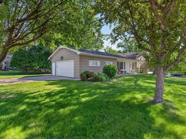 1823 Timberledge Dr, Cedar Falls, IA 50613