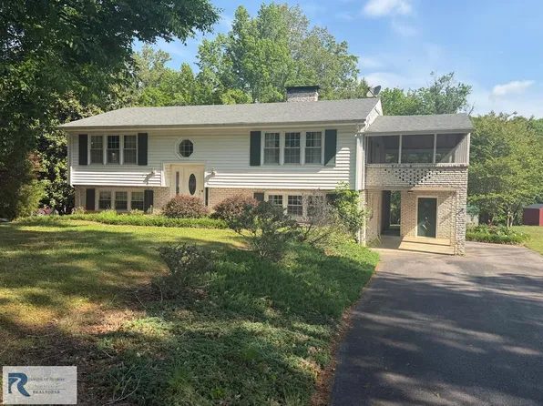 2065 Woodlake Dr, Danville, VA 24540