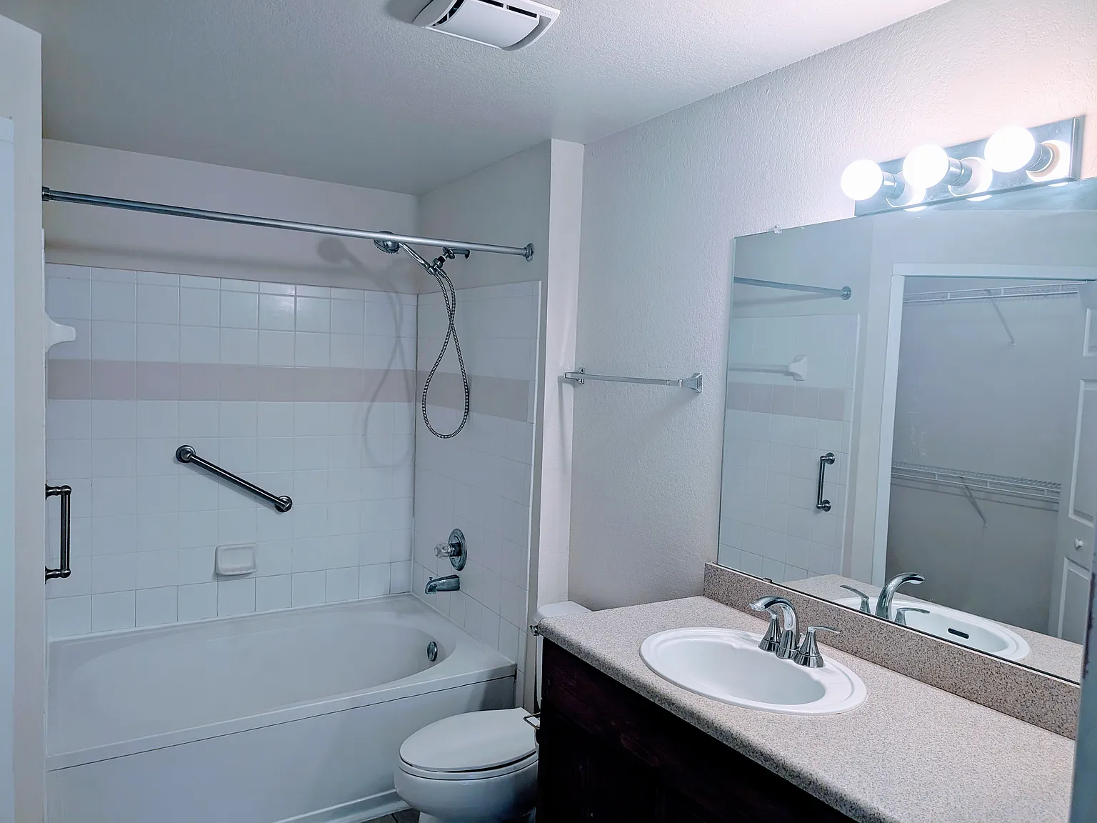 2 bed, 1118 sqft, $1,700 — Photo 2