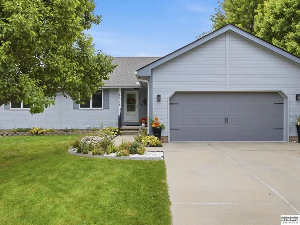 17015 Bohling Dr, Omaha, NE 68136