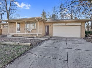 16 Avonwood Blvd, Rochester Hills, MI 48309