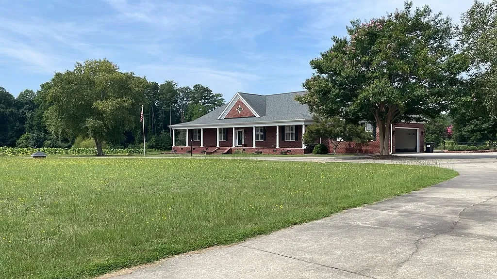 4 bed, 2588 sqft, $4,000 — Photo 4