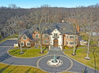 20 W Old Mill Rd, Lake Forest, IL 60045