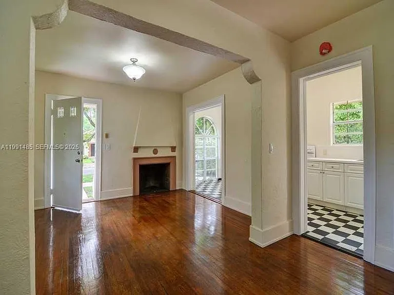 1507 Genoa St — Photo 2