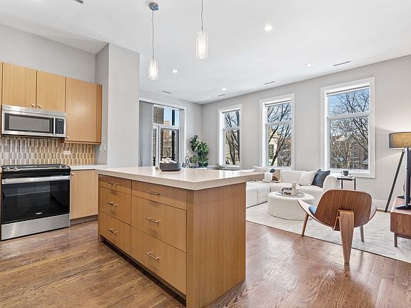 3rd image of 1740 W Cornelia Ave #203
