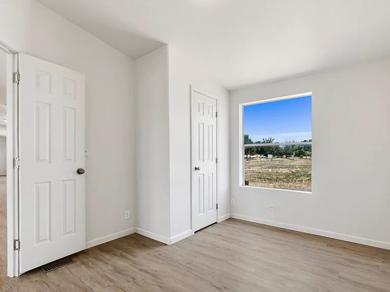 24175 N Los Angeles St — Photo 11