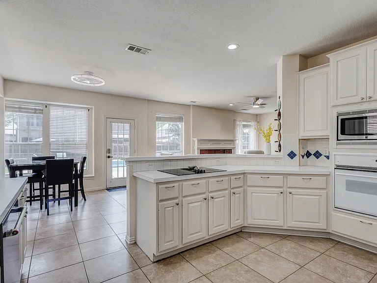 2816 Lakehollow Ln — Photo 9