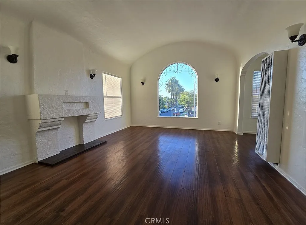 3 bed, 940 sqft, $2,850 — Photo 1