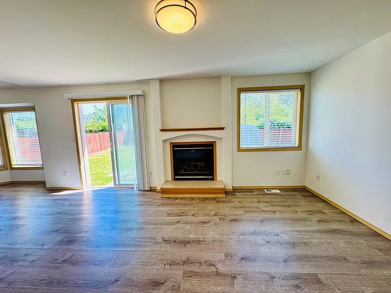 7470 Leeside Dr — Photo 7