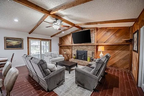 4 bed, 2370 sqft, $2,400 — Photo 2