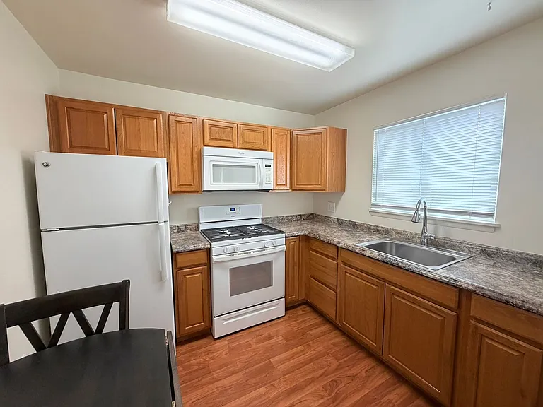 544 Roberts St — Photo 7