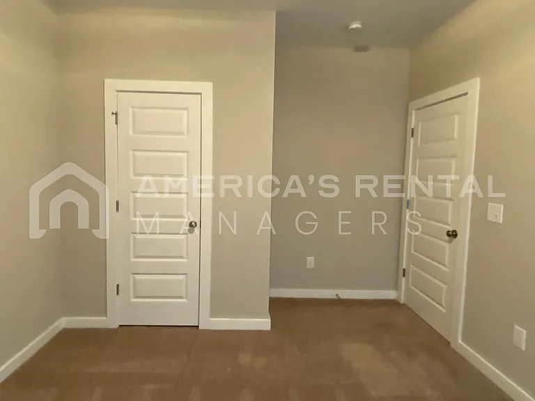 535 Troubadour Ln — Photo 7