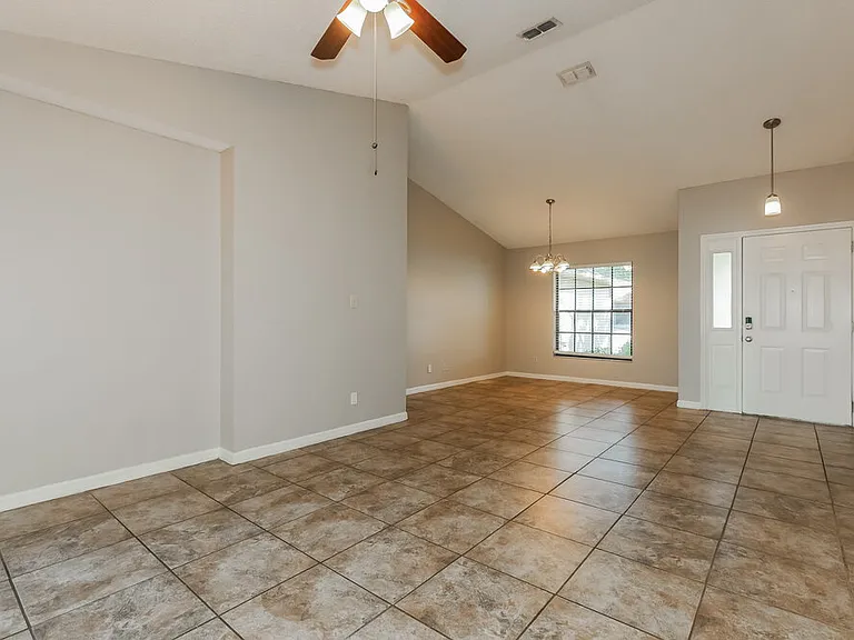 1424 Covington Ct — Photo 4