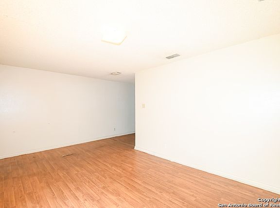 4th image of 655 Glamis Ave