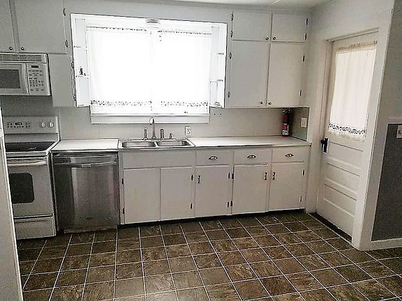 3rd image of 214 John St