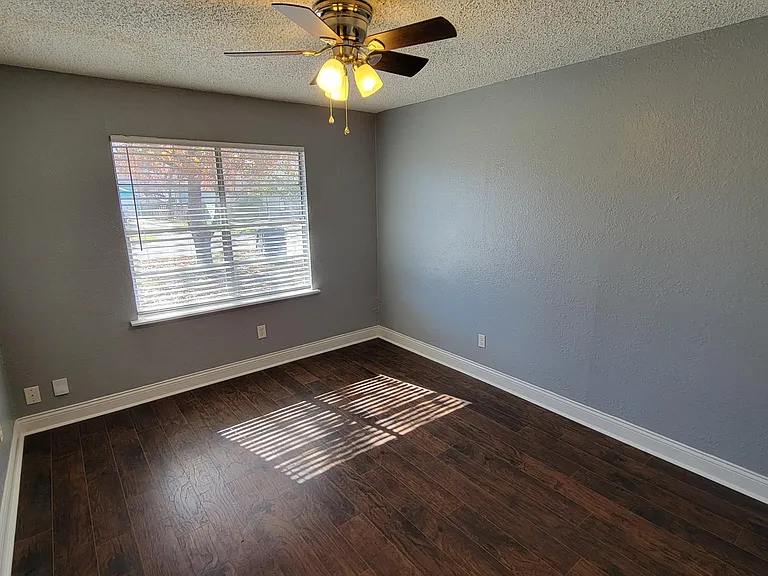 402 W Odell St — Photo 14