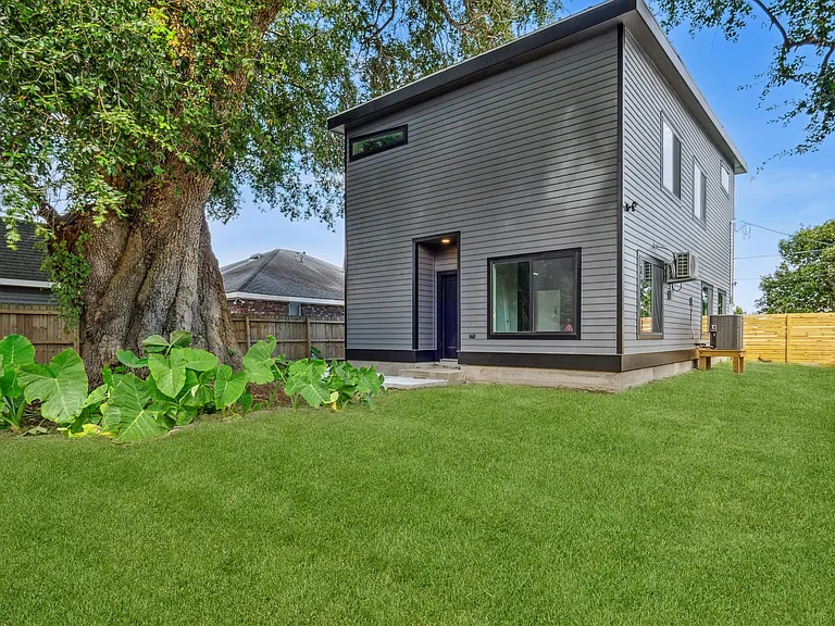 Gated backyard with 200+ year old oak tree. (Backyard grass is simulated)