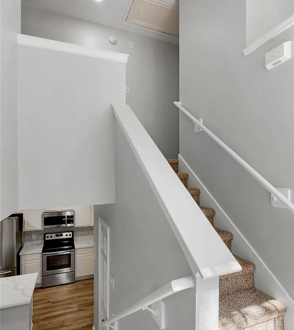 3 bed, 2.5 bath, 1559 sqft, $2,550 — Photo 3