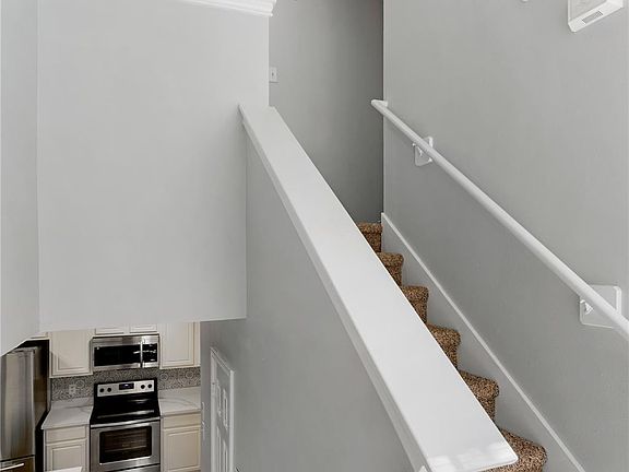 3rd image of 38 N Walden Elms Cir