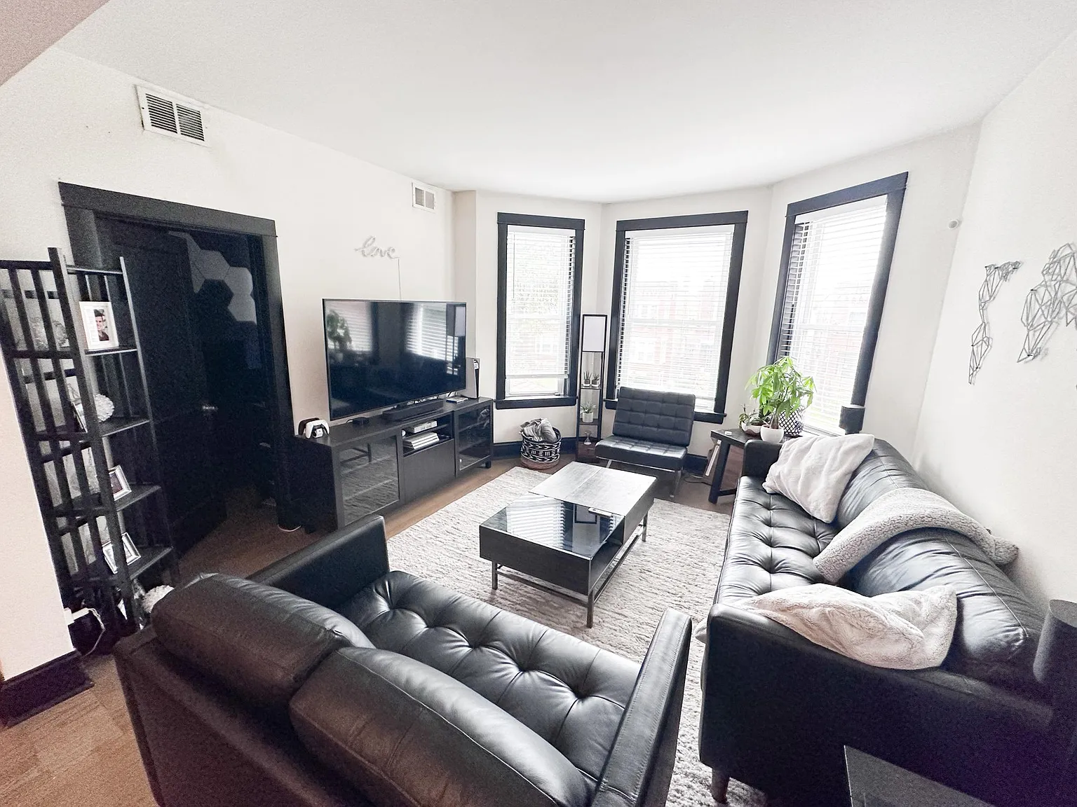 3 bed, 1000 sqft, $2,100 — Photo 1